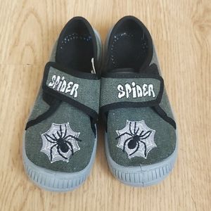 NWOT Canvas European Sneaker Size 10 US / 27 UE